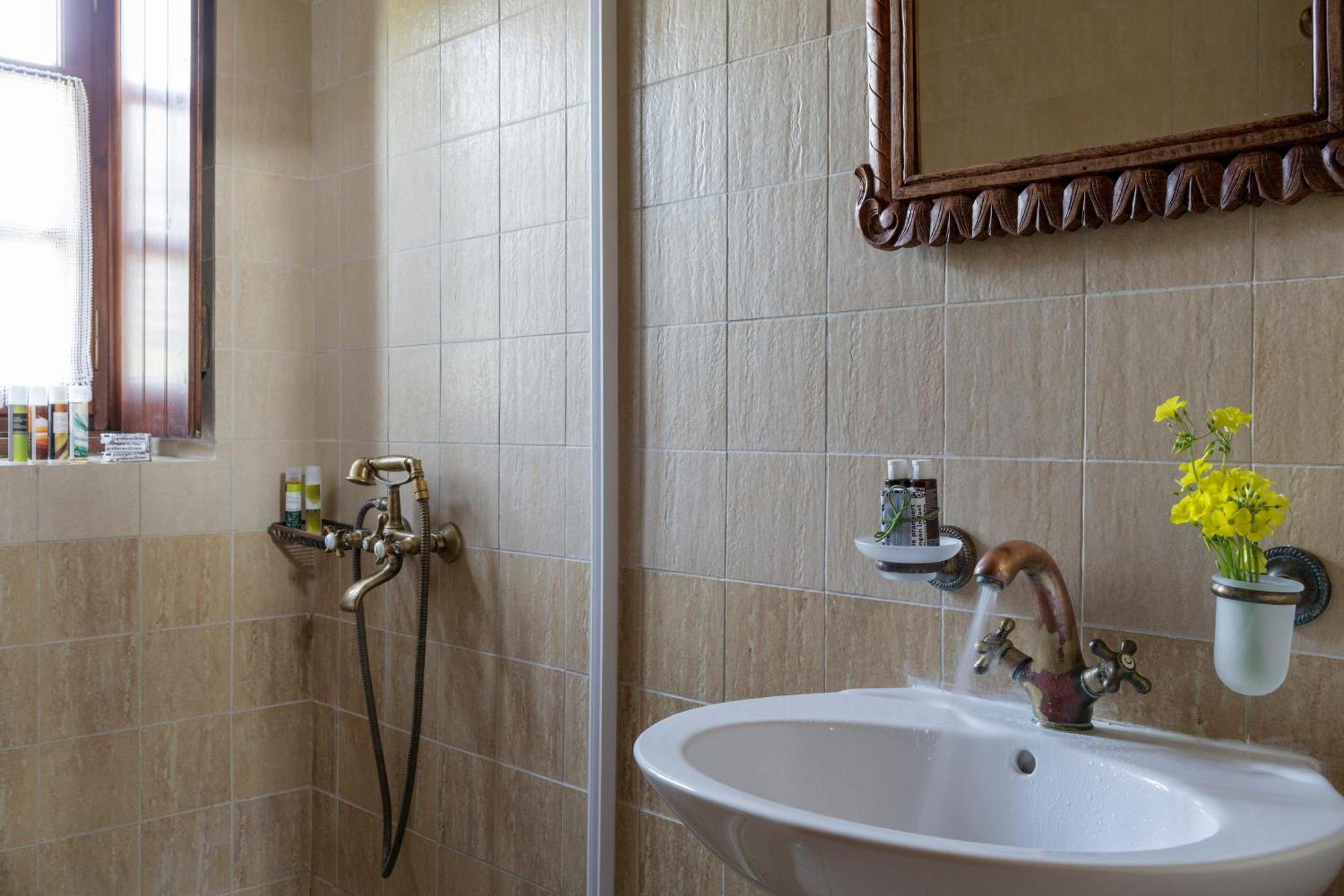 Agroktima Guest House Leonídion Екстериор снимка